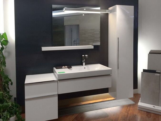 Výprodej vzorového setu - Keramag iCon vysoká skříňka + boční nízká skříňka + nástěnné umyvadlo + skříňka pod umyvadlo + zrcadlo s LED osvětlením + polička